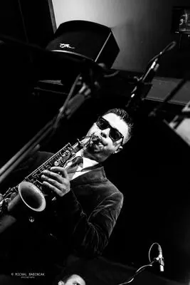 Radovan Tariška hrá na saxofóne v klube