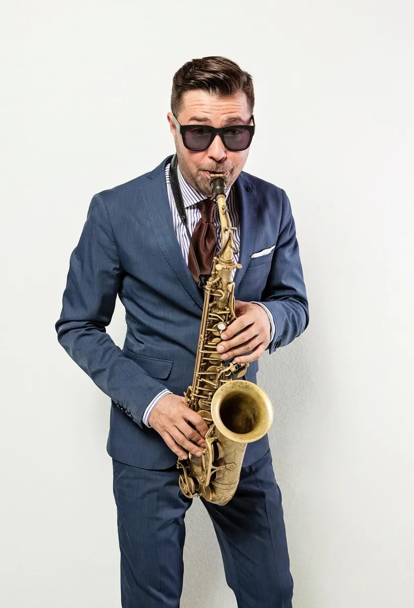 Radovan Tariška v obleku so saxofónom