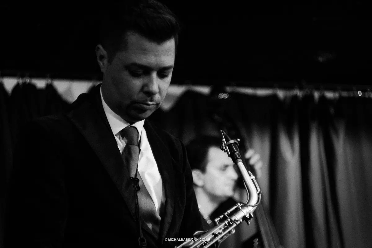 Radovan Tariška hrá na saxofóne v čiernobielom zábere